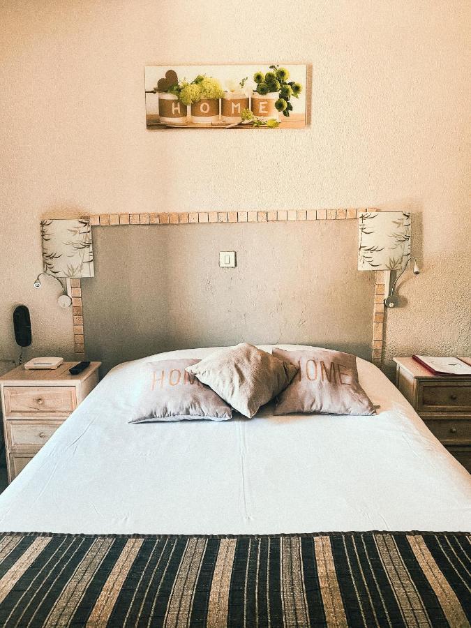 Auberge Des Pins Tourrettes Bagian luar foto