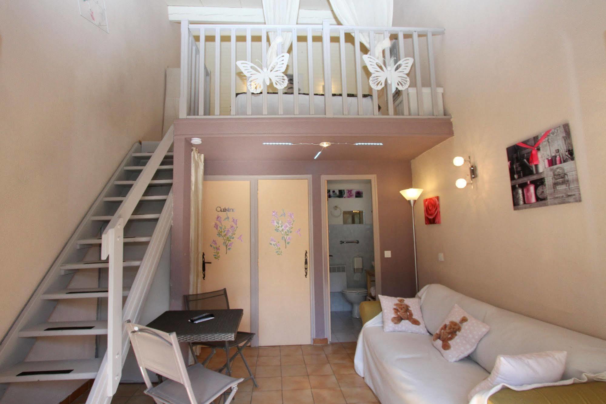 Auberge Des Pins Tourrettes Bagian luar foto