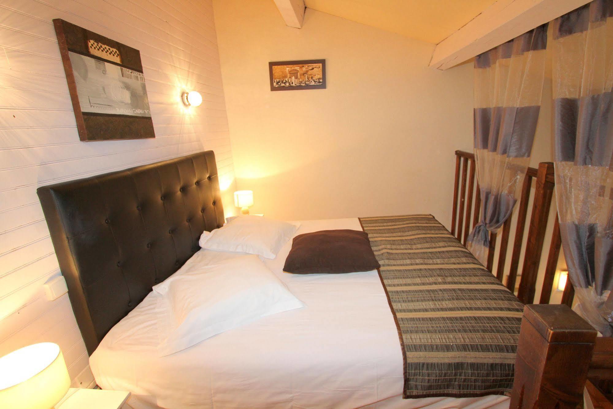 Auberge Des Pins Tourrettes Bagian luar foto