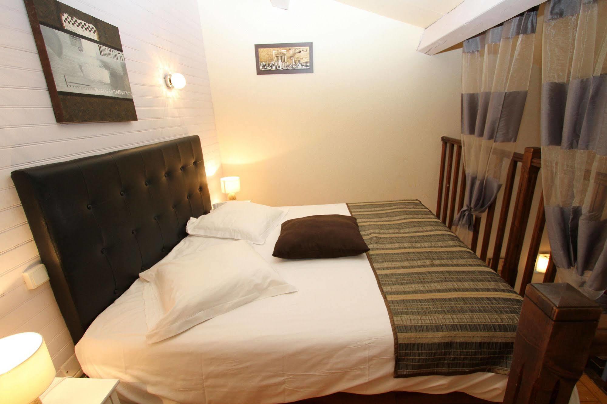 Auberge Des Pins Tourrettes Bagian luar foto