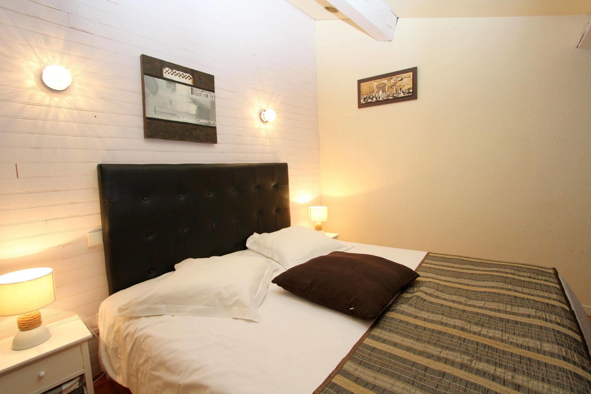 Auberge Des Pins Tourrettes Bagian luar foto