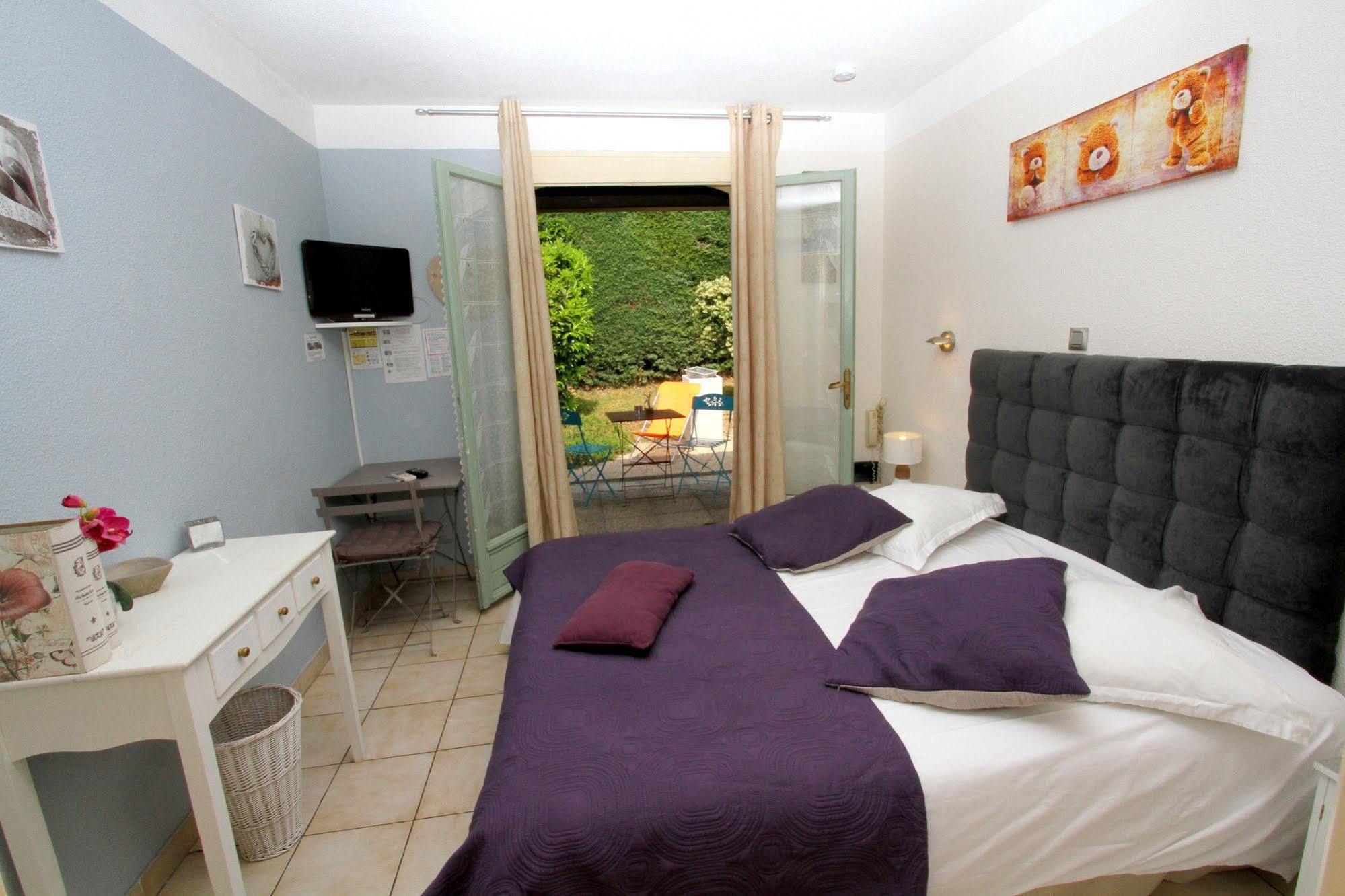 Auberge Des Pins Tourrettes Bagian luar foto